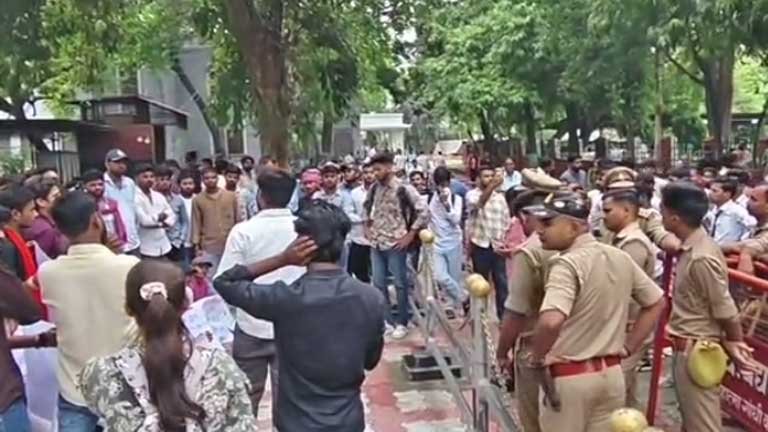 नीट पेपर लीक के खिलाफ वाराणसी के लंका चौराहे पर छात्रों का प्रदर्शन और पुलिस की भारी तैनाती।
