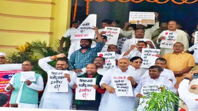 बिहार विधानसभा के बाहर मानसून सत्र के दौरान नीट पेपर लीक मामले को लेकर विरोध प्रदर्शन करते राजद और कांग्रेस के विपक्षी नेता