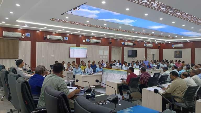 पूर्णिया में डीएम अंशुल कुमार द्वारा आयोजित समीक्षा बैठक में सरकारी कामकाज की पारदर्शिता और अनुशासन पर चर्चा करते हुए अधिकारी।