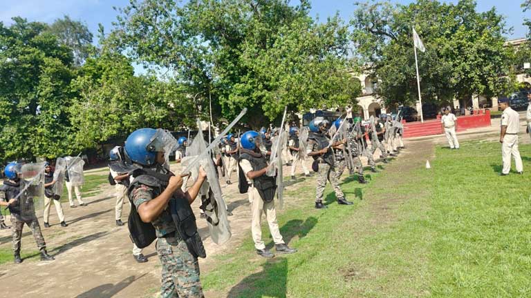 आगामी त्योहारों के दौरान सुरक्षा व्यवस्था और दंगा नियंत्रण के लिए मॉक ड्रिल करते हुए पूर्णिया पुलिस के जवान और मोटरसाइकिल क्यूआरटी दस्ता।