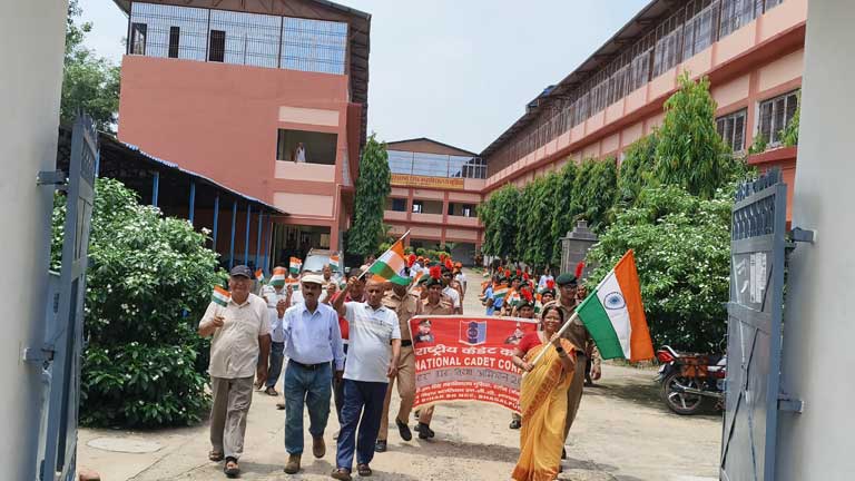 डीएन सिंह कॉलेज भूसिया के छात्र हर घर तिरंगा अभियान के तहत लोगों को राष्ट्रीय ध्वज तिरंगा बांटते हुए और ध्वज संहिता की जानकारी देते हुए