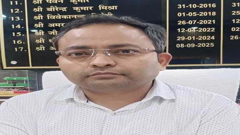 कटिहार रेलवे स्टेशन के सौंदर्यीकरण और नवीनीकरण कार्य की नई तस्वीर जिसमें मुख्य प्रवेश द्वार और फसाड लाइटिंग का काम दिखाया गया है।