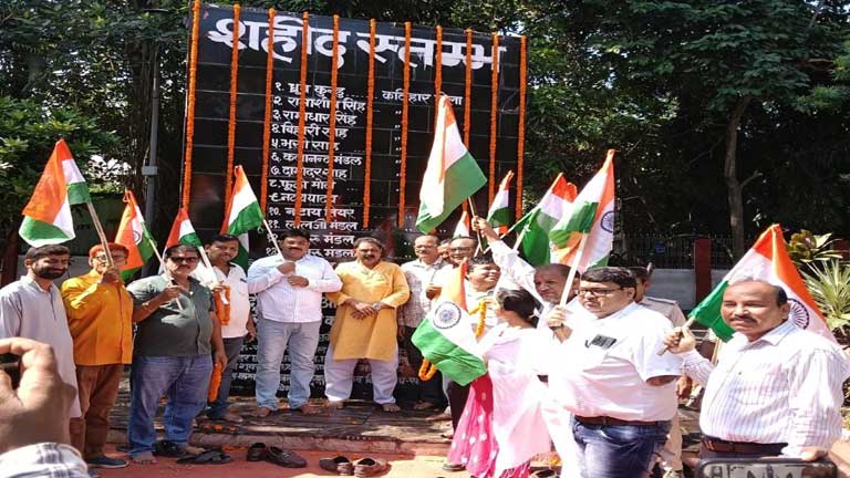 कटिहार के शहीद स्मारक स्थल पर अगस्त क्रांति दिवस के मौके पर वीर शहीदों को श्रद्धांजलि अर्पित करते हुए जिला कांग्रेस कमेटी के अध्यक्ष संजय कुमार सिंह और अन्य वरिष्ठ कांग्रेस नेता