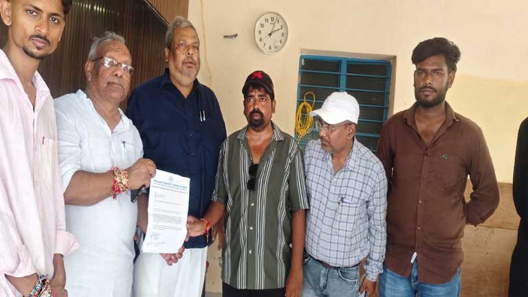 कटिहार के केबी झा कॉलेज में अलग परीक्षा भवन की मांग को लेकर सदर विधायक तारकिशोर प्रसाद को ज्ञापन सौंपते एनएसयूआई के छात्र नेता