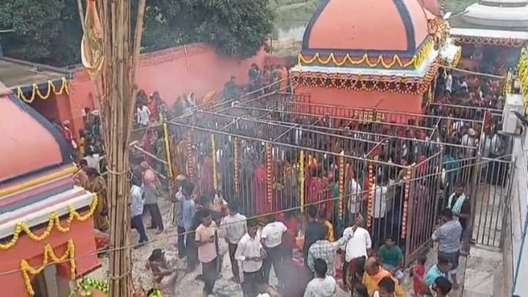 सावन की पहली सोमवारी पर अमरपुर के बाबा ज्यैष्ठगौरनाथ महादेव मंदिर में जलाभिषेक के लिए कतार में खड़े कांवरियों और भक्तों की भारी भीड़