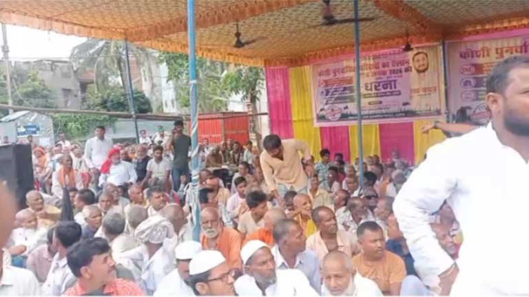 सुपौल में कोसी पुनर्वासितों द्वारा जमीन के मालिकाना हक और होल्डिंग टैक्स माफी के लिए जिला प्रशासन के खिलाफ किया जा रहा भारी धरना प्रदर्शन।