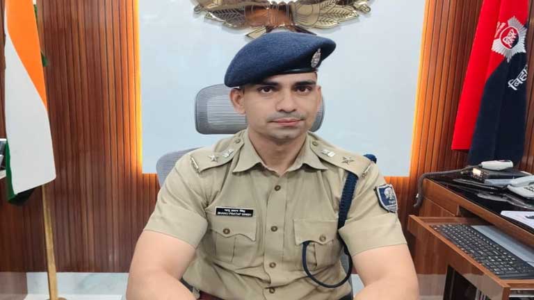 खगड़िया में पुलिस द्वारा गिरफ्तार किया गया फर्जी IAS अधिकारी मनीष कुमार गुप्ता और जब्त की गई लग्जरी टेस्ला गाड़ी जिस पर भारत सरकार का बोर्ड लगा है।