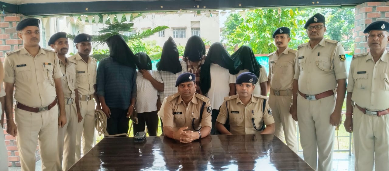 बिहार के सुपौल में पिपरा थाना पुलिस द्वारा जब्त की गई नेपाली सोफी शराब और प्रतिबंधित नशीले इंजेक्शन के साथ 6 तस्कर गिरफ्तार किए गए
