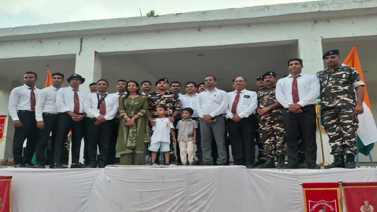 सुपौल के ऐतिहासिक गांधी मैदान में स्वतंत्रता दिवस के मौके पर सशस्त्र सीमा बल के जैज बैंड कलाकारों द्वारा शानदार देशभक्ति गीतों की प्रस्तुति देते हुए