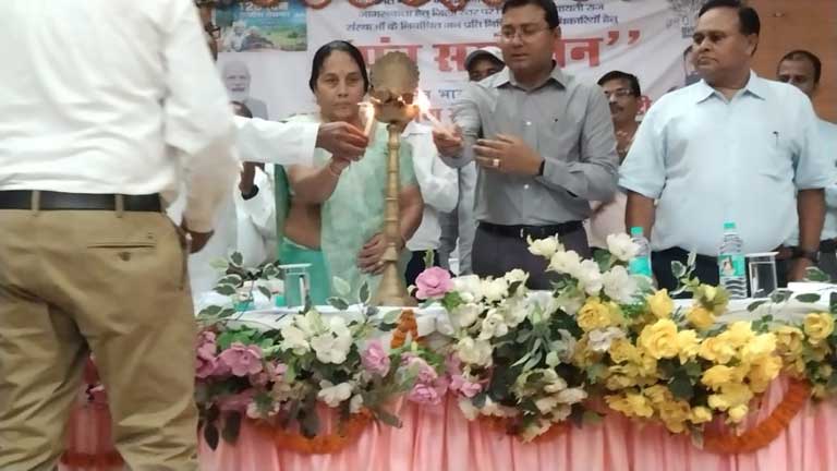 सुपौल के टाउन हॉल में आयोजित पंच सम्मेलन के दौरान उप विकास आयुक्त इंद्रवीर कुमार और पंचायत जनप्रतिनिधि मनरेगा योजनाओं और श्रमिक अधिकारों पर चर्चा करते हुए।