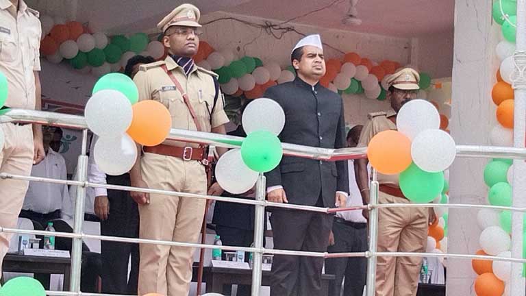सुपौल के ऐतिहासिक गांधी मैदान में स्वतंत्रता दिवस पर तिरंगा फहराते डीएम सावन कुमार और राष्ट्रीय ध्वज को सलामी देते पुलिस बल के जवान