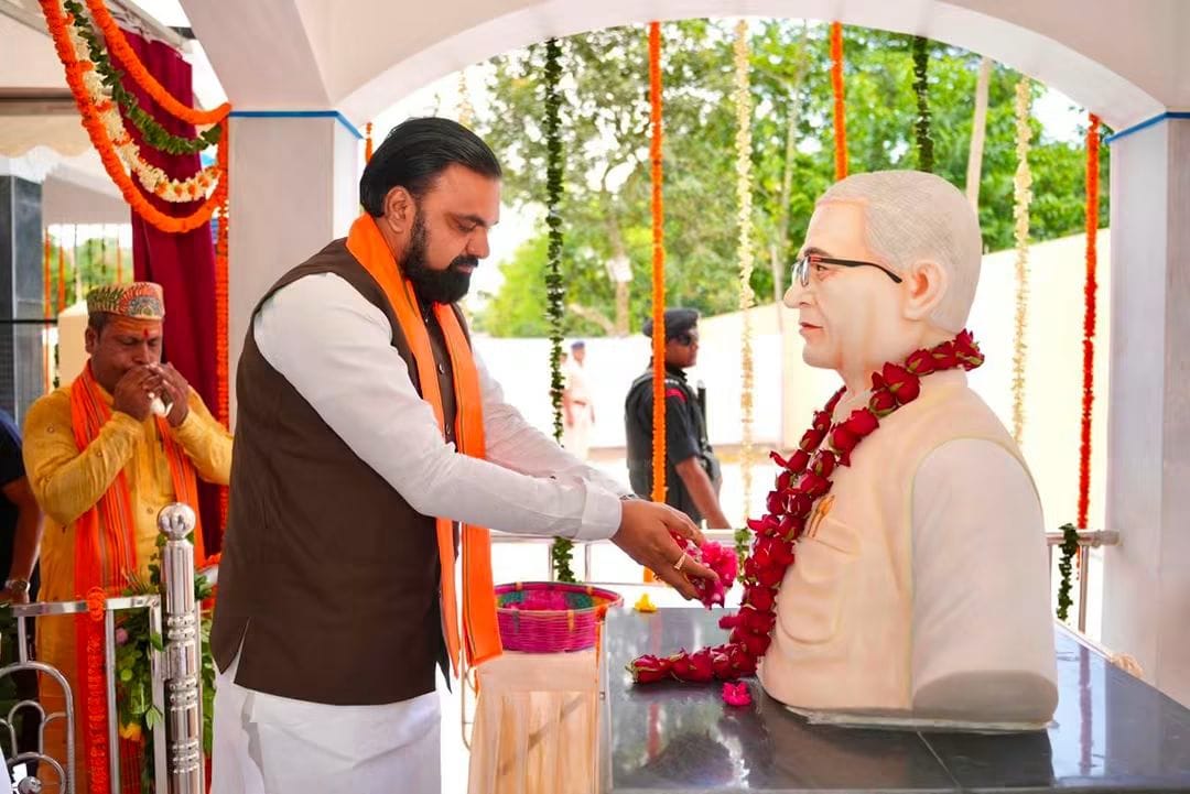सुपौल के बलुआ बाजार में डॉ. जगन्नाथ मिश्र की प्रतिमा का अनावरण करते बिहार के मुख्यमंत्री सम्राट चौधरी और अन्य गणमान्य नेता
