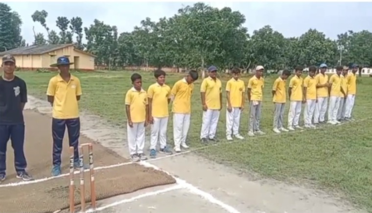 पूर्णिया के जिला स्कूल स्टेडियम में क्रिकेट सीरीज मैच के दौरान सेंट जेवियर्स स्कूल गुलाब बाग के विजेता खिलाड़ी और ट्रॉफी की लाइव तस्वीर