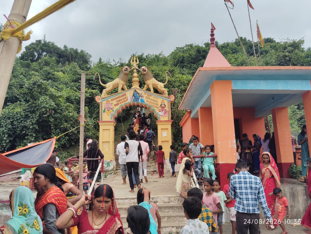 सावन की अंतिम सोमवारी पर बांका के प्रसिद्ध धनकुंड नाथ महादेव मंदिर में शिवलिंग पर जलाभिषेक करते श्रद्धालु और सुरक्षा में तैनात पुलिस बल की तस्वीर।