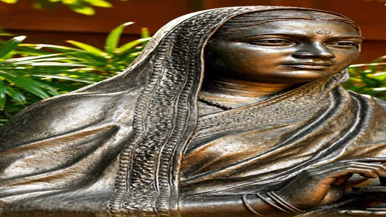 लोकसभा अध्यक्ष ओम बिरला और अमित शाह अहिल्याबाई होल्कर की प्रतिमा पर पुष्पांजलि अर्पित करते हुए, महान शासिका अहिल्याबाई होल्कर के योगदान को याद कर रहे हैं।