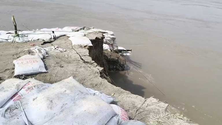 भागलपुर के नवगछिया में गंगा नदी के तेज बहाव में ढहता हुआ जमींदारी बांध और बचाव कार्य में जुटे जल संसाधन विभाग के कर्मचारी