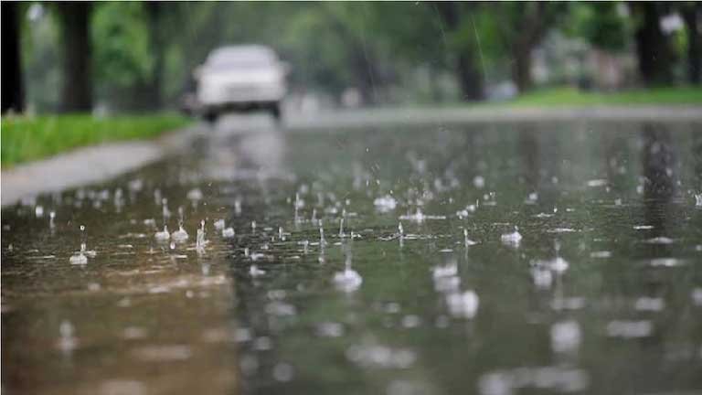 पश्चिम बंगाल में घने काले बादलों के बीच भारी बारिश और मौसम विभाग का अलर्ट