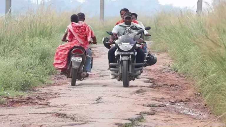 भागलपुर के सबौर-राजपुर मुख्य मार्ग पर बने गहरे गड्ढे और जर्जर सड़क की स्थिति को दर्शाती हुई तस्वीर जिसमें ग्रामीणों का आक्रोश दिख रहा है