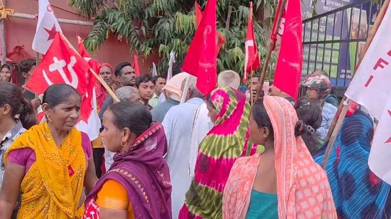भागलपुर समाहरणालय के बाहर 'जेल भरो आंदोलन' के दौरान केंद्र सरकार के खिलाफ प्रदर्शन करते किसान, मजदूर और युवा आक्रोशित प्रदर्शनकारी।