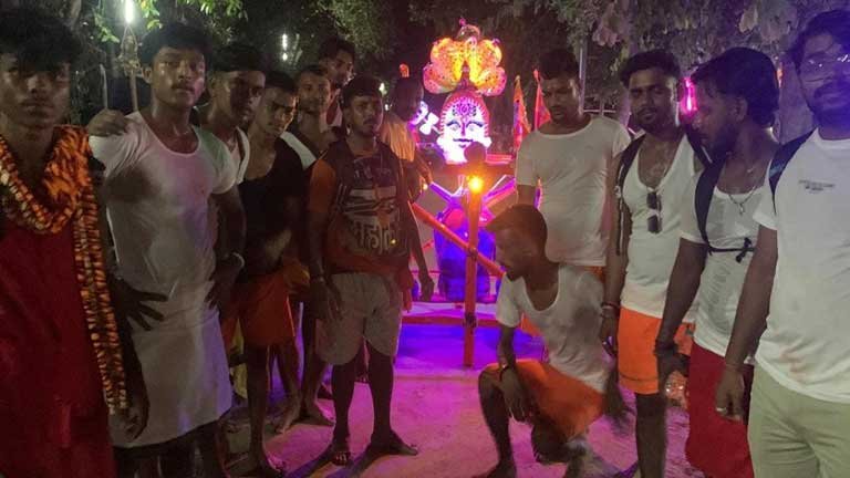सुल्तानगंज से देवघर जा रहे कोलकाता के शिवभक्तों का 300 किलो का विशाल कांवड़ और श्रावणी मेला की तस्वीरें