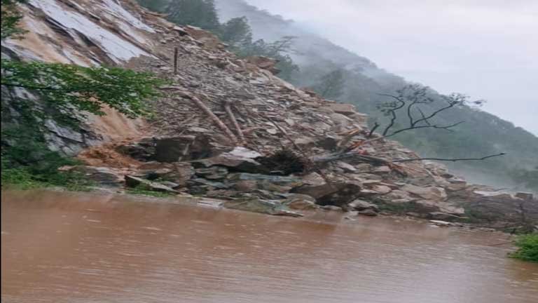उत्तराखंड में मूसलाधार बारिश के बाद उफान पर बहती अलकनंदा नदी और भूस्खलन के कारण बंद राष्ट्रीय राजमार्ग का दृश्य