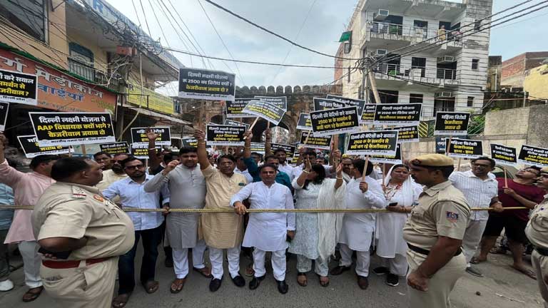 भाजपा कार्यकर्ताओं द्वारा दिल्ली लक्ष्मी योजना के विरोध में 22 आप विधायकों के खिलाफ किया गया जोरदार प्रदर्शन और नारेबाजी