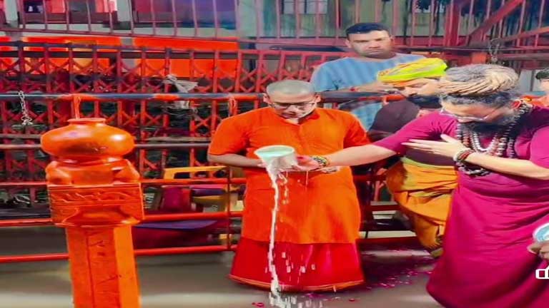 प्रयागराज के संगम तट पर ब्रह्म मुहूर्त में गंगा जल से बड़े हनुमान जी का पावन स्नान कराते मुख्य पुजारी महंत बलवीर गिरी और श्रद्धालुओं की भीड़