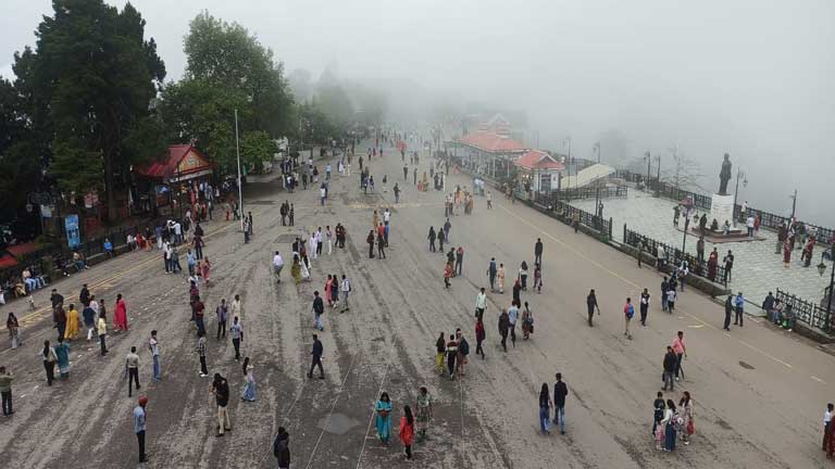 हिमाचल में बारिश का कहर के कारण मंडी और कुल्लू में मलबे से बंद सड़कें, गाड़ियों की कतारें और मौसम विभाग का ऑरेंज अलर्ट