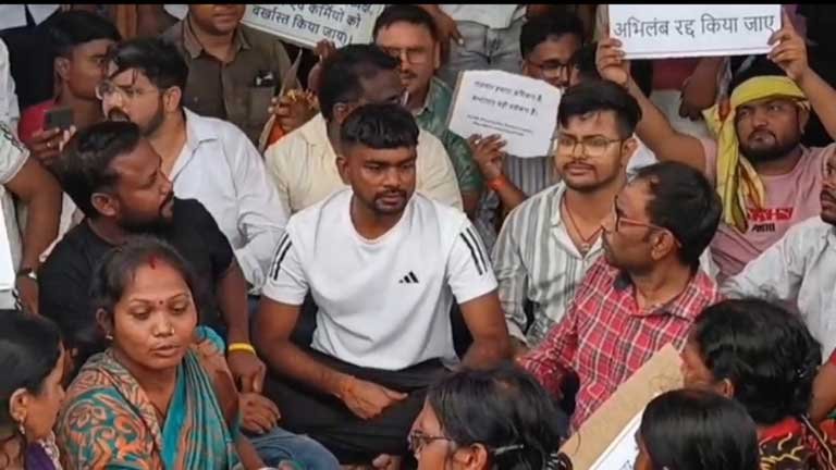झारखंड में पेपर लीक और जेएसएससी घोटाले के खिलाफ धनबाद में जेएलकेएम के जयराम महतो के नेतृत्व में प्रदर्शन करते आक्रोशित कार्यकर्ता।