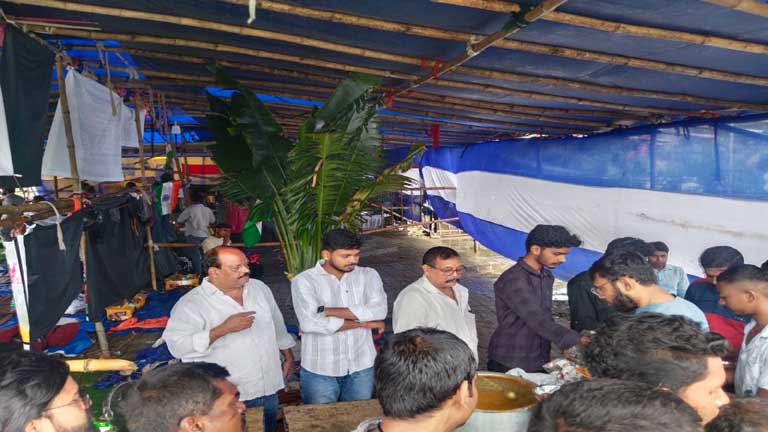 रांची के जयपाल सिंह स्टेडियम में पेपर लीक के खिलाफ जारी छात्र आंदोलन को समर्थन देने पहुंचे राष्ट्रीय परशुराम युवा वाहिनी के कार्यकर्ता और प्रदर्शनकारी छात्र।