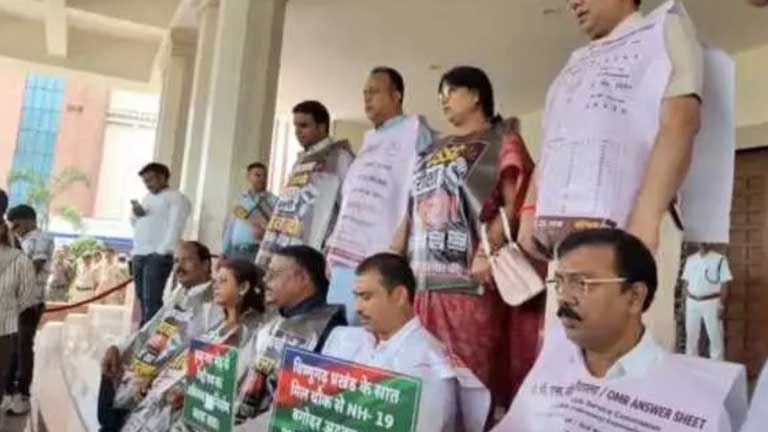 झारखंड विधानसभा परिसर के बाहर भाजपा और आजसू विधायकों का विरोध प्रदर्शन, जिसमें सरकारी नौकरियों में कथित परीक्षा धांधली को लेकर मुख्यमंत्री हेमंत सोरेन से इस्तीफे की मांग की जा रही है।