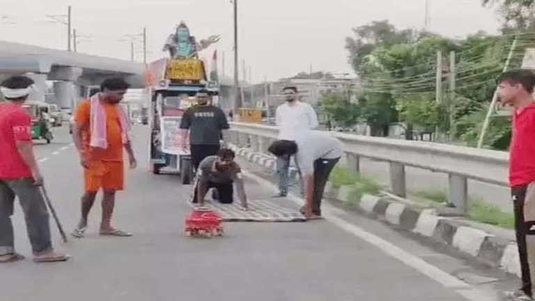 प्रेमानंद महाराज के लिए हरिद्वार से वृंदावन दंडवत कांवड़ यात्रा करते हुए जॉर्डन से लौटे शिवभक्त रमन की तस्वीर