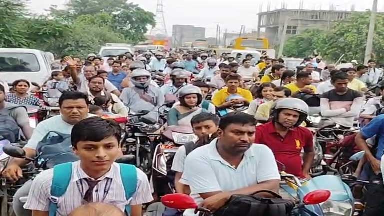 कहलगांव में क्षतिग्रस्त कुआं नदी पुल का दृश्य जिसे एनएच-80 पर सुरक्षा कारणों से भारी वाहनों के लिए बंद कर दिया गया है।