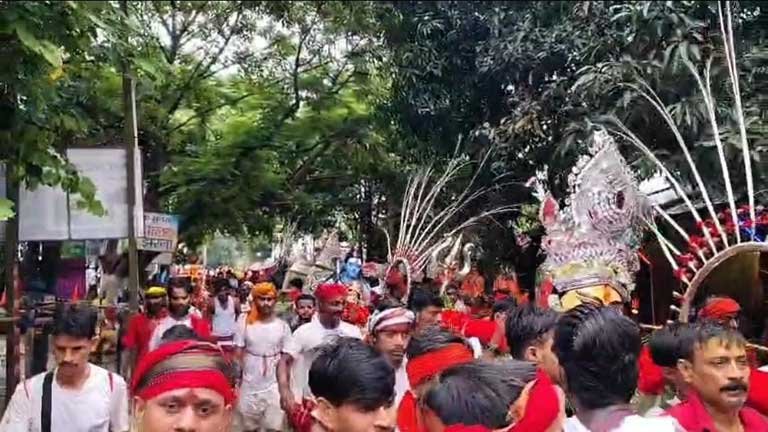 सुल्तानगंज से बाबाधाम जा रहे शिवभक्तों द्वारा उठाई गई 54 फीट लंबी भव्य कांवर और बोल बम का नारा लगाते कांवरियों का विशाल जत्था।