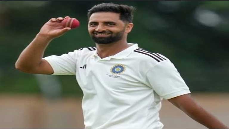 जसप्रीत बुमराह के घुटने की चोट के बाद श्रीलंका टेस्ट सीरीज के लिए भारतीय टीम में शामिल हुए तेज गेंदबाज आकिब नबी