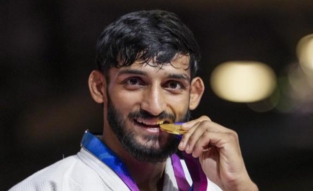 राष्ट्रमंडल खेल 2026 में भारत के लिए ऐतिहासिक स्वर्ण पदक जीतने वाली जूडो खिलाड़ी अस्मिता डे और रजत पदक विजेता नीरज चोपड़ा