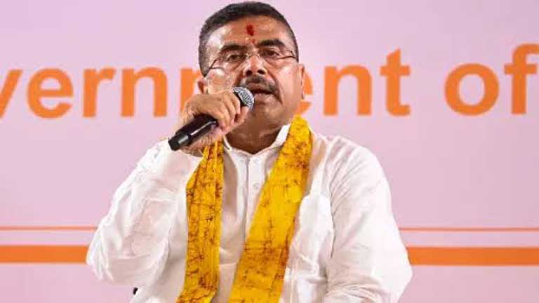 पश्चिम बंगाल विधानसभा में महान कवि रवीन्द्रनाथ ठाकुर की पुण्यतिथि पर उनके चित्र पर पुष्पांजलि अर्पित करते मुख्यमंत्री शुभेंदु अधिकारी और अन्य अधिकारी