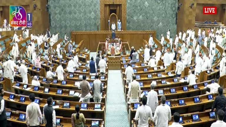संसद के मानसून सत्र के दौरान लोकसभा में विपक्षी सांसदों द्वारा नीट पेपर लीक और राम मंदिर मुद्दे पर हंगामा और नारेबाजी करते हुए सदन की कार्यवाही स्थगित होने का दृश्य
