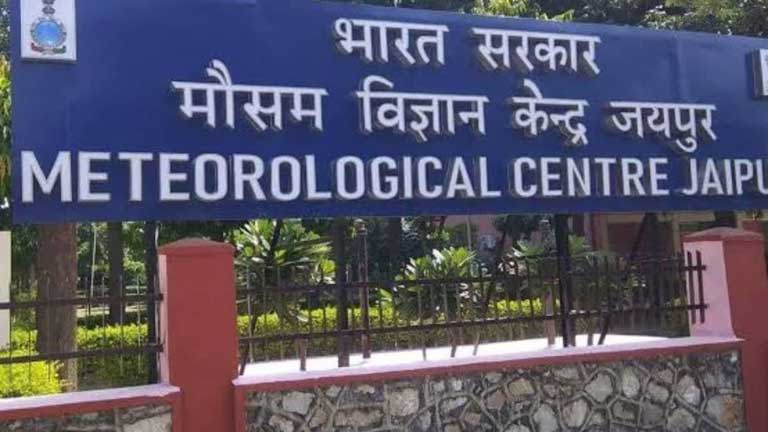 राजस्थान में मानसून थमने के बाद सूखी सड़क और तेज धूप में चलते लोग, मौसम विभाग द्वारा राजस्थान बारिश और तापमान को लेकर जारी नया अपडेट।