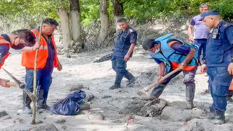 नेपाल में जलप्रलय और भोटेकोशी नदी की बाढ़ के बाद राहत कार्य और शवों की पहचान के लिए की जा रही डीएनए जांच की सांकेतिक तस्वीर