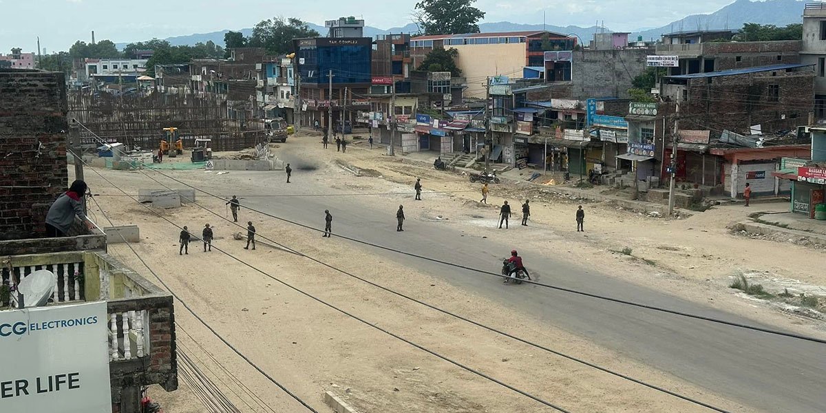नेपाल के सुनसरी और धनुषा जिलों में हिंसक झड़प के बाद सुरक्षा व्यवस्था के बीच कर्फ्यू हटाया गया और पुलिस बल की गश्त जारी है