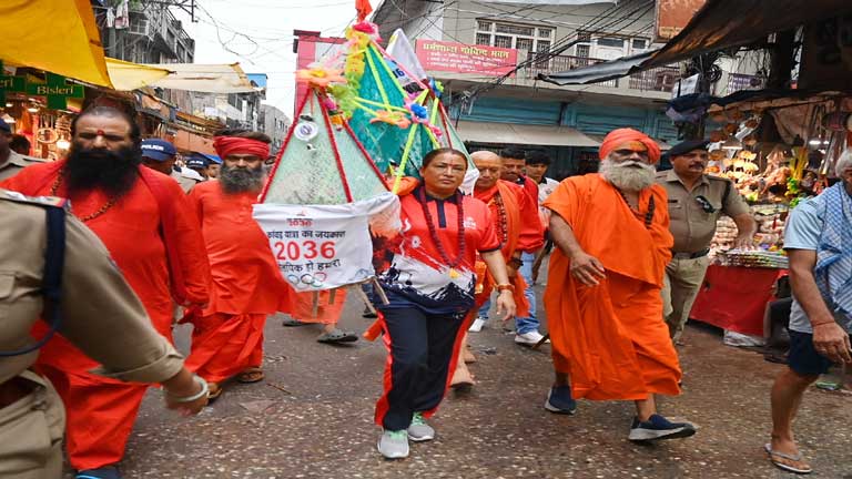हरकी पैड़ी हरिद्वार से कांवड़ यात्रा पर रवाना होतीं उत्तराखंड की खेल मंत्री रेखा आर्य, 2036 ओलंपिक संकल्प के साथ पैदल यात्रा करते हुए