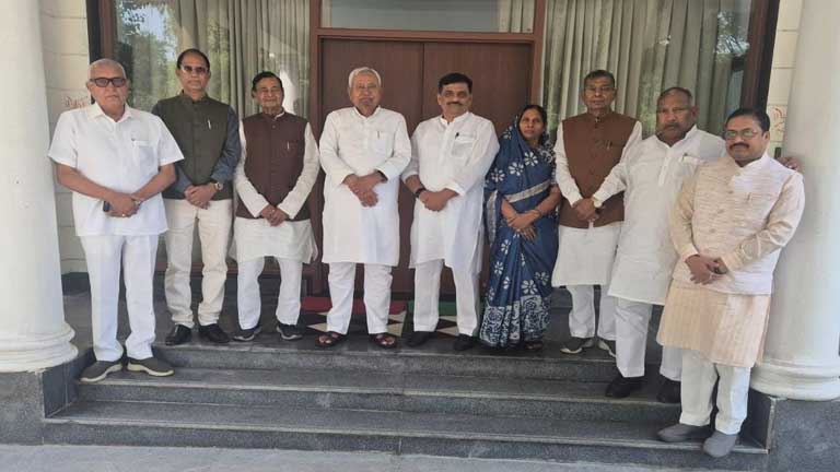 दिल्ली में जदयू सांसदों की बैठक की अध्यक्षता करते हुए बिहार के मुख्यमंत्री नीतीश कुमार और साथ में संजय कुमार झा।