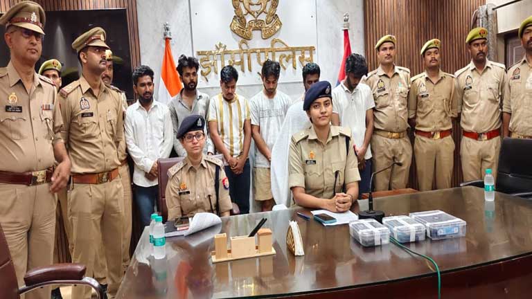 झांसी में पुलिस द्वारा पकड़ी गई ऑनलाइन गेमिंग और साइबर ठगी गिरोह के सदस्यों की गिरफ्तारी की तस्वीर