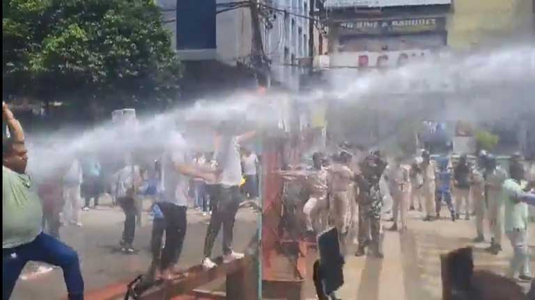 पटना के जेपी गोलंबर पर सरकारी नौकरियों की मांग को लेकर उग्र प्रदर्शन करते छात्रों और पुलिस के बीच धक्का-मुक्की और वॉटर कैनन का इस्तेमाल