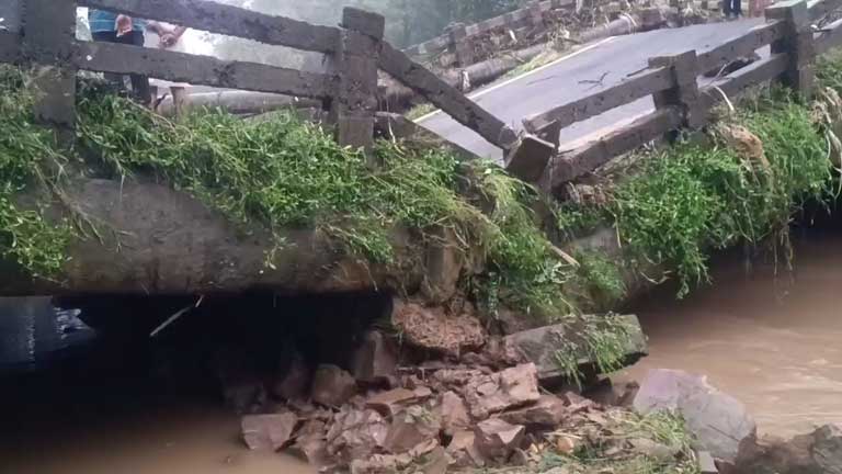 लातेहार में भारी बारिश के बाद क्षतिग्रस्त हुआ राजडंडा नदी का पुल और बंद पड़ा महुआडांड़-गारू-पलामू मार्ग