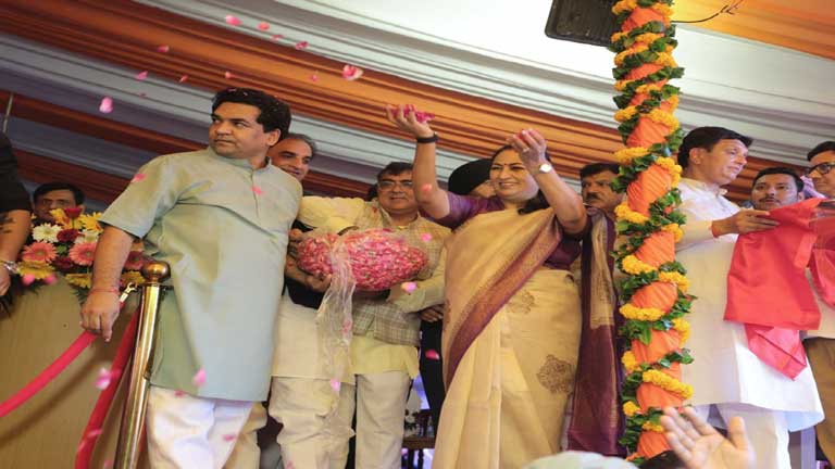 दिल्ली के अप्सरा बॉर्डर पर कांवड़ यात्रियों पर फूल बरसातीं मुख्यमंत्री रेखा गुप्ता और शिवभक्तों के स्वागत के लिए सजे दिल्ली सरकार के भव्य कांवड़ शिविर की तस्वीर