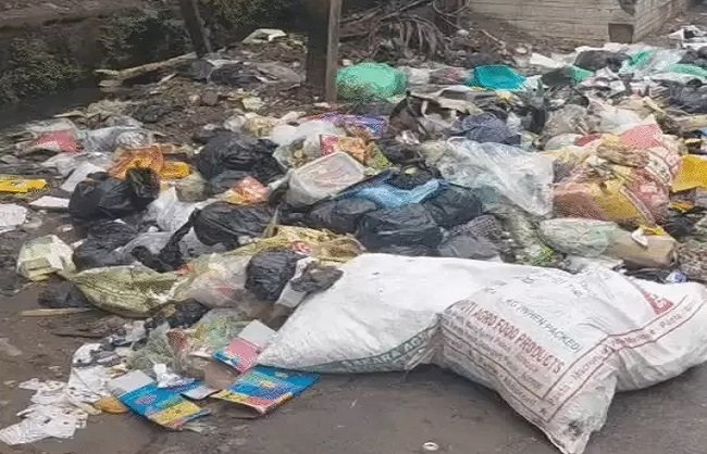 बिहार की राजधानी पटना की सड़कों पर फैला कूड़ा और कचरे का संकट दर्शाता चित्र, जहां सफाईकर्मियों की हड़ताल के बाद नगर निगम पुलिस सुरक्षा में कचरा उठा रहा है।