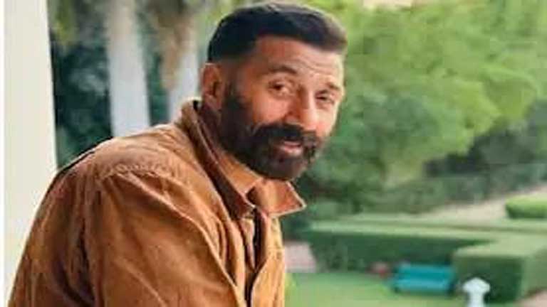 सनी देओल की नई एक्शन फिल्म एंटनी में खतरनाक कार चेज और स्टंट सीन्स की शूटिंग का दृश्य