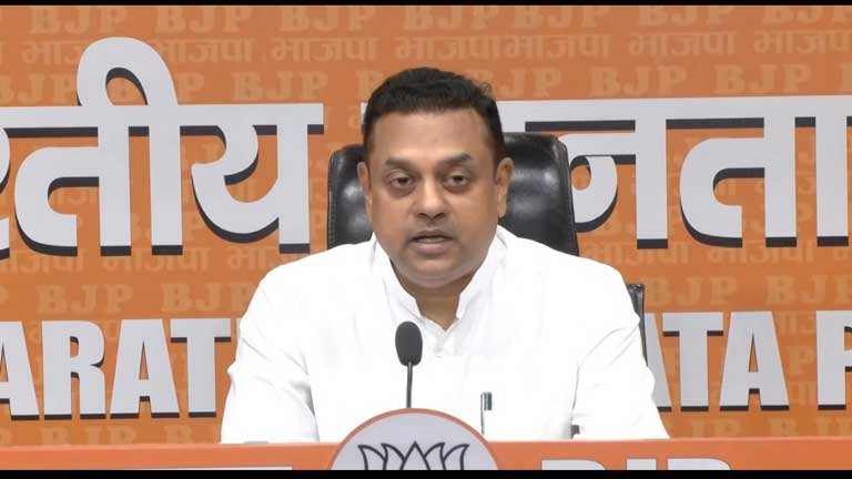संसद में हंगामा और कार्यवाही बाधित होने पर भाजपा प्रवक्ता संबित पात्रा द्वारा कांग्रेस और इंडी गठबंधन पर निशाना साधते हुए पत्रकारवार्ता की तस्वीर।